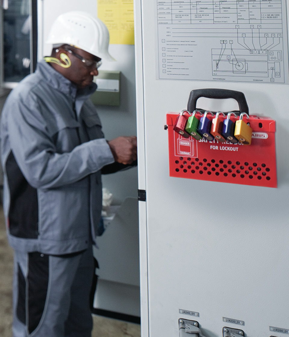 Personal protective equipment | B835 Safety Redbox™ | Group